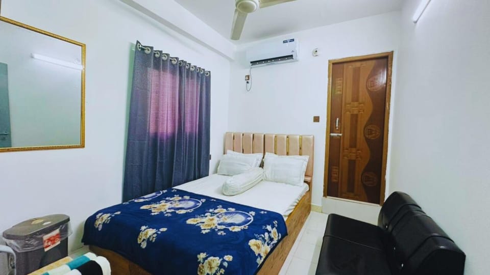 Photo of the whole room, Bedroom, air conditioner
