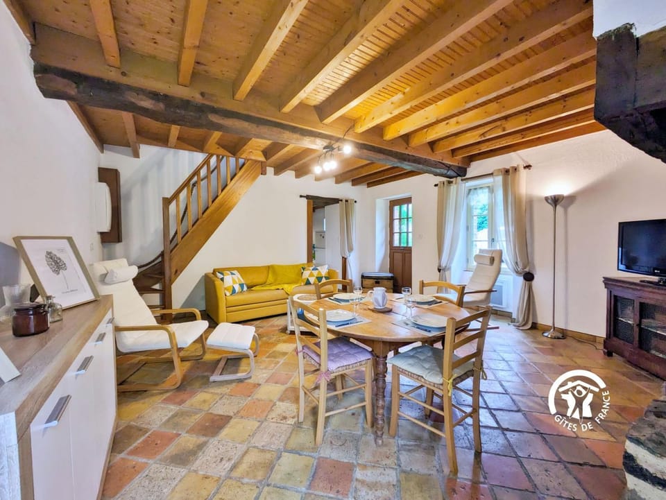 TV and multimedia, Living room, Seating area, Dining area