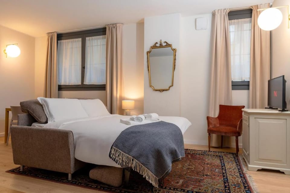 Bed, TV and multimedia, Photo of the whole room