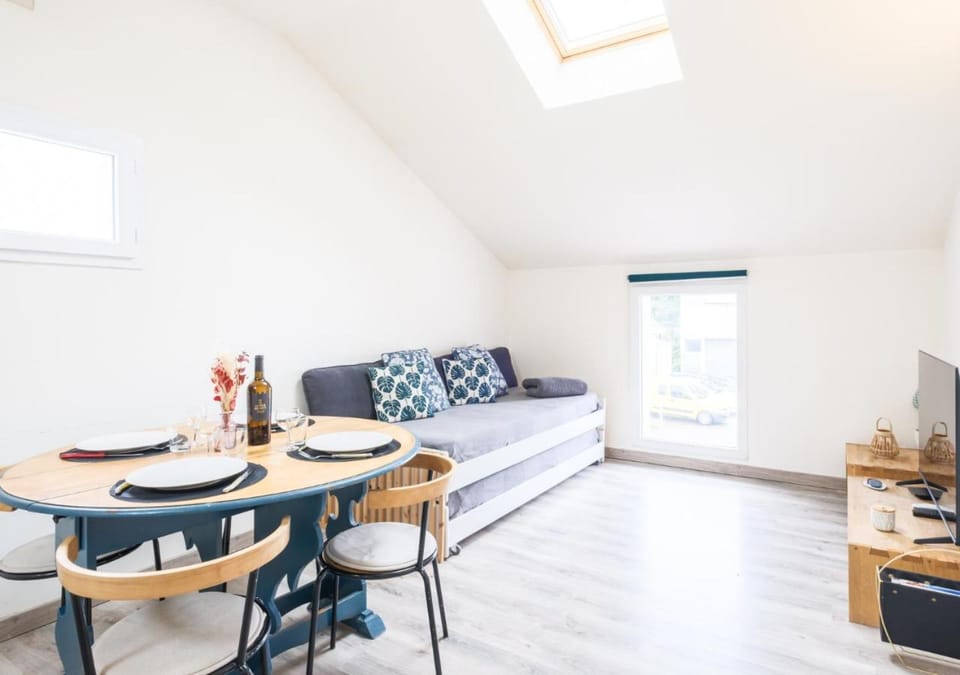 Bed, TV and multimedia, Living room