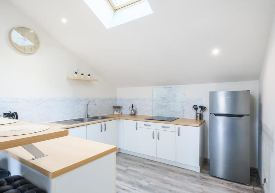 Kitchen or kitchenette, dishwasher, stove