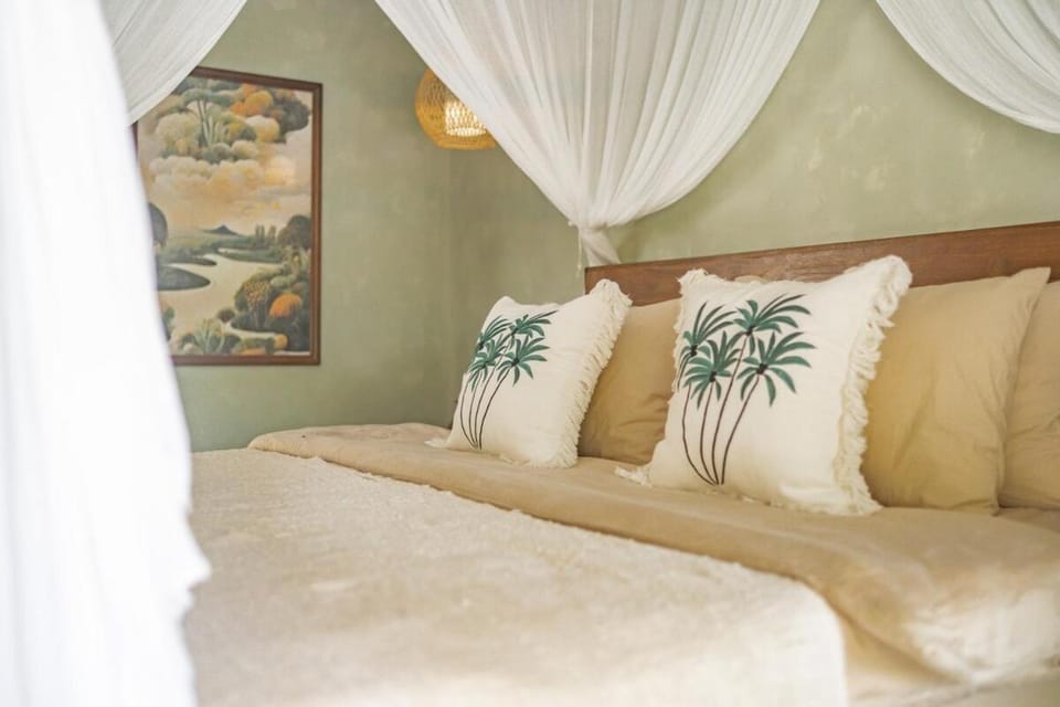 Tropical 2BR Bingin Center 2 Minutes to Beach Villa in Bali
