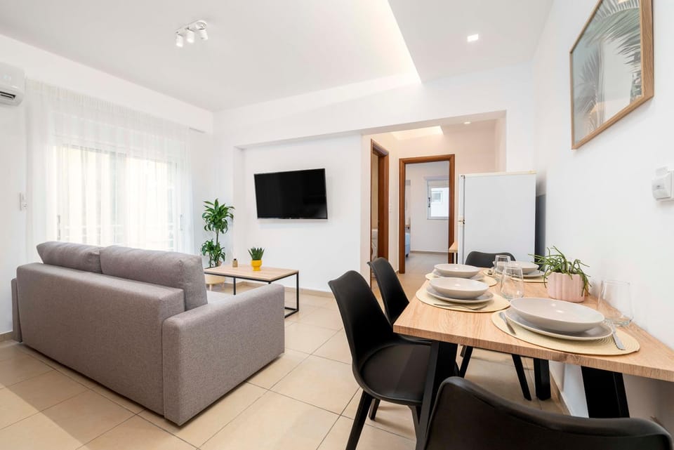 Communal lounge/ TV room, TV and multimedia, Living room, Seating area, Dining area