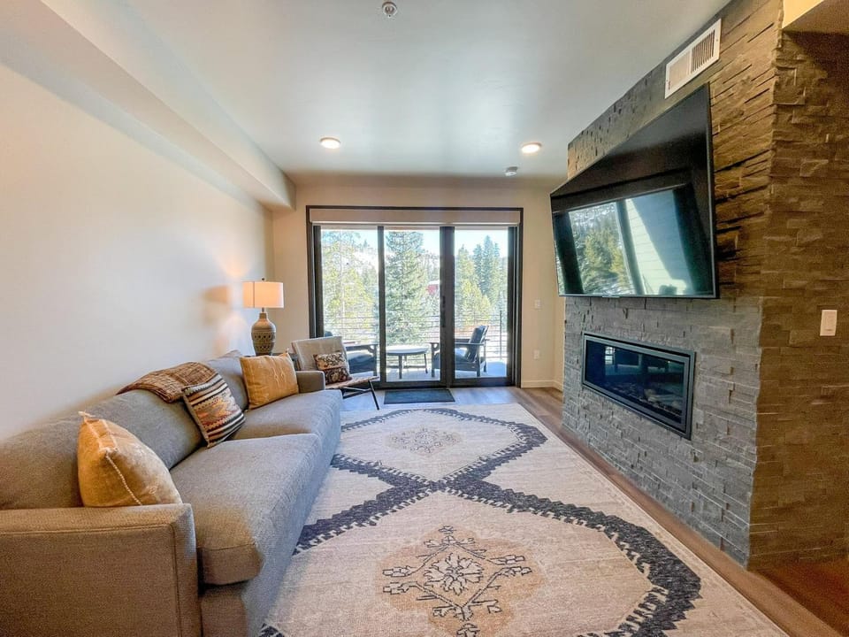 TV and multimedia, Living room, Seating area, Evening entertainment, fireplace