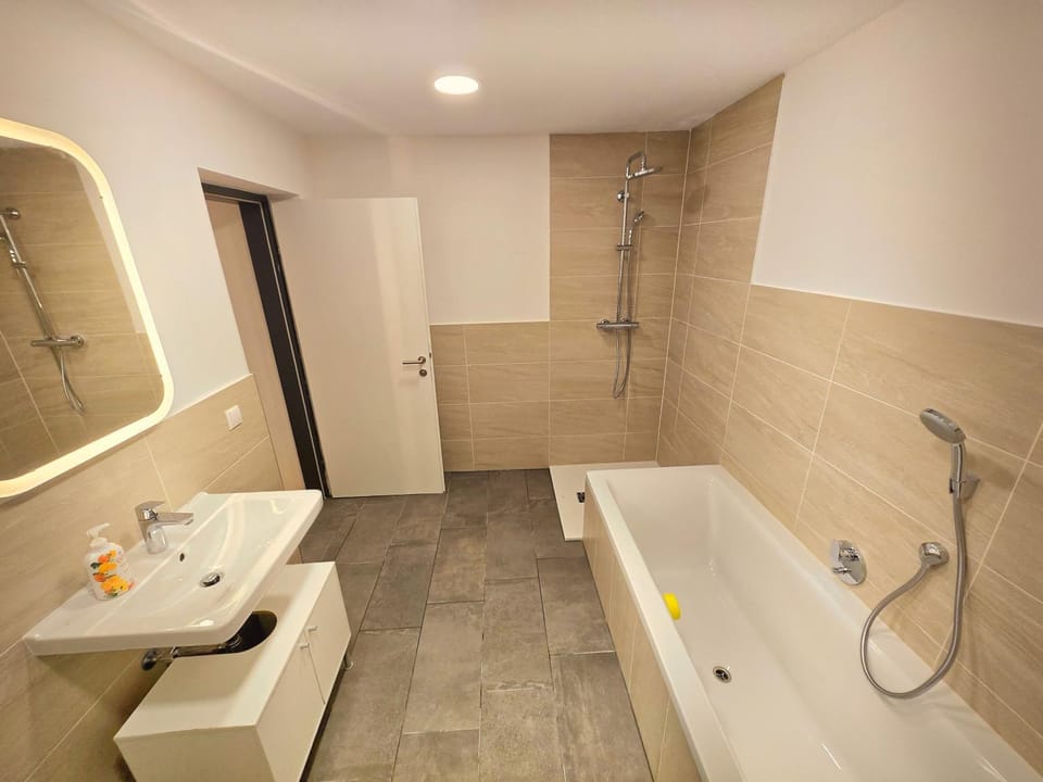 Aldrans Apartment with 3 bedrooms Apartment in Innsbruck