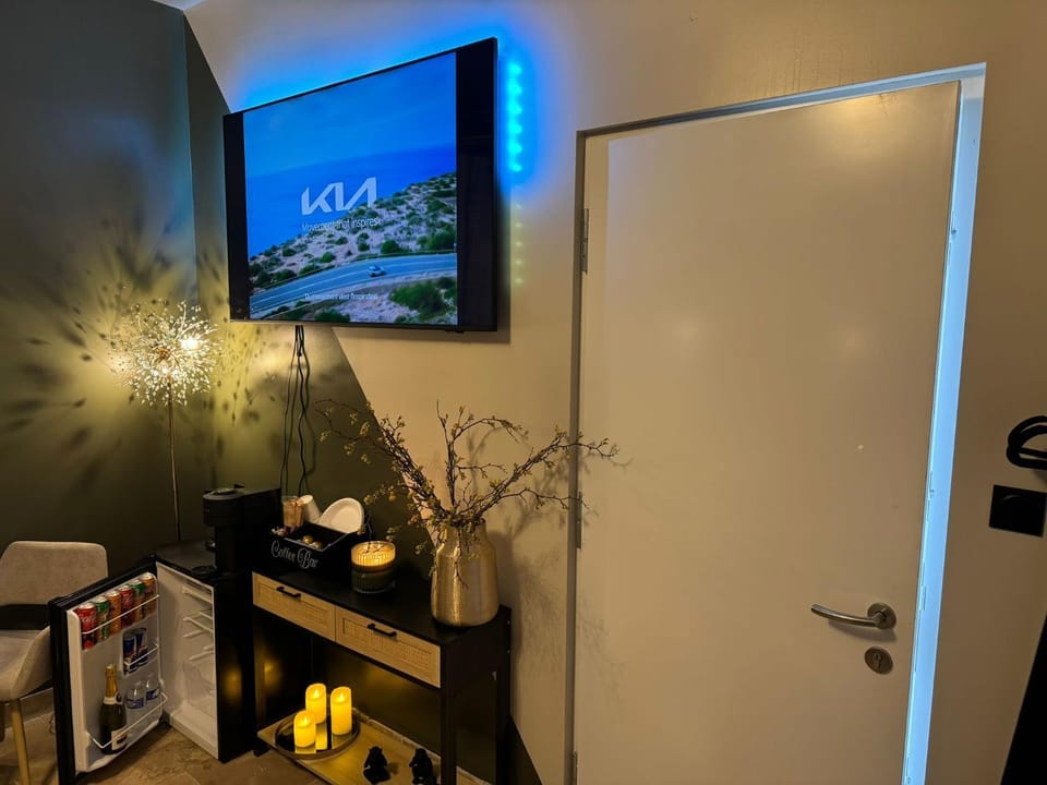 TV and multimedia, Coffee/tea facilities, minibar