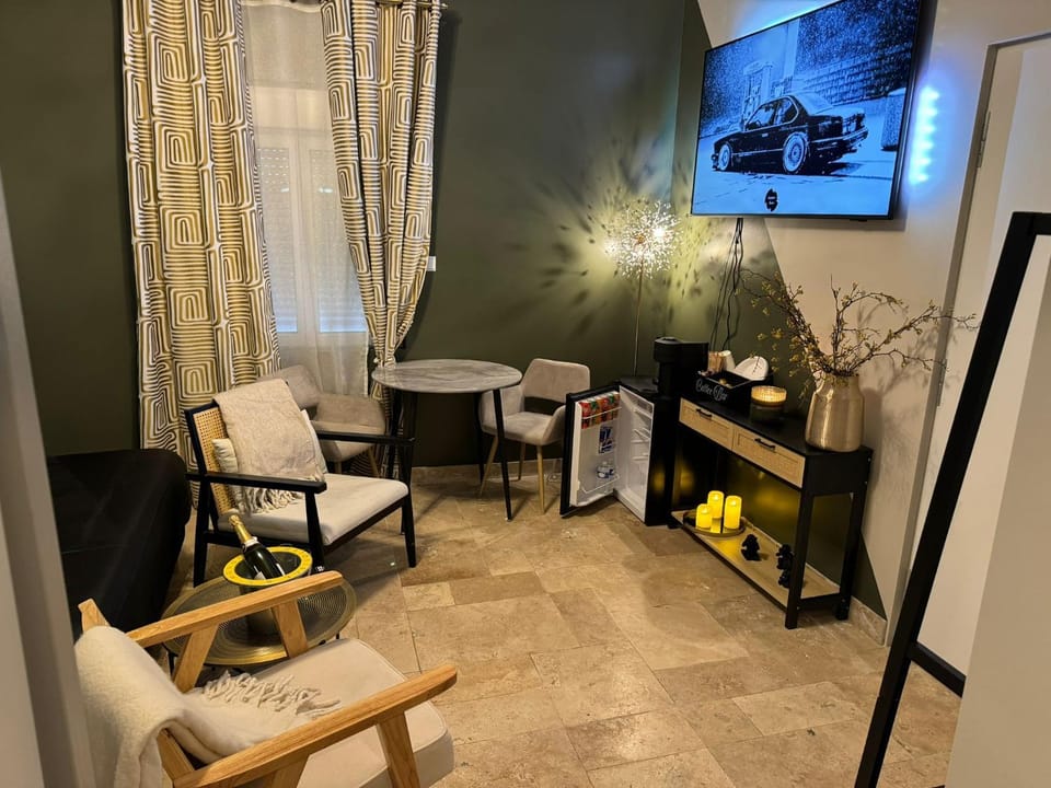 TV and multimedia, Seating area