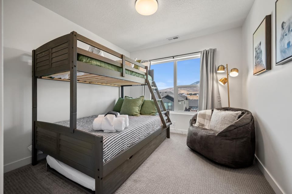 Bed, Bedroom, Mountain view, bunk bed, towels