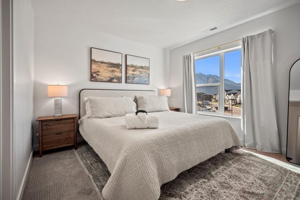 Bed, Bedroom, Mountain view