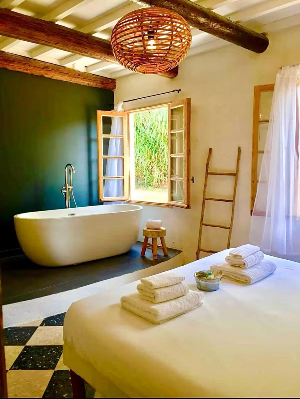 Bed, Bathroom, Photo of the whole room, Bedroom, Bath, towels