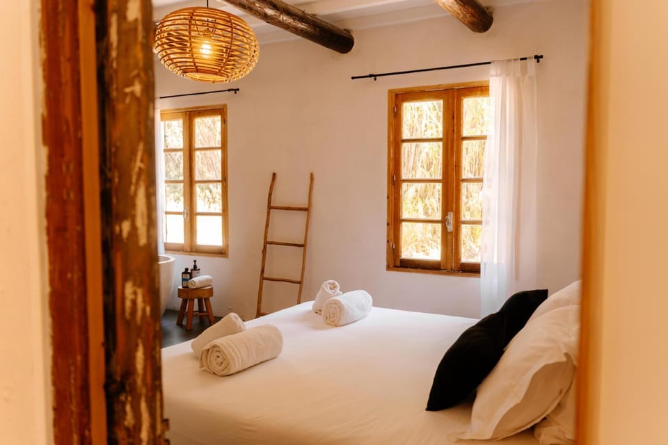 Photo of the whole room, Bath, towels