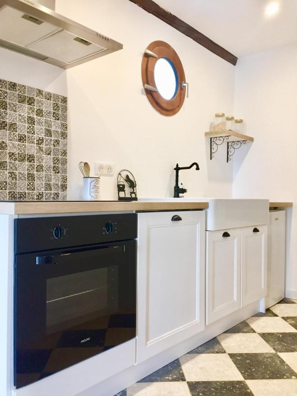Coffee/tea facilities, Kitchen or kitchenette, stove