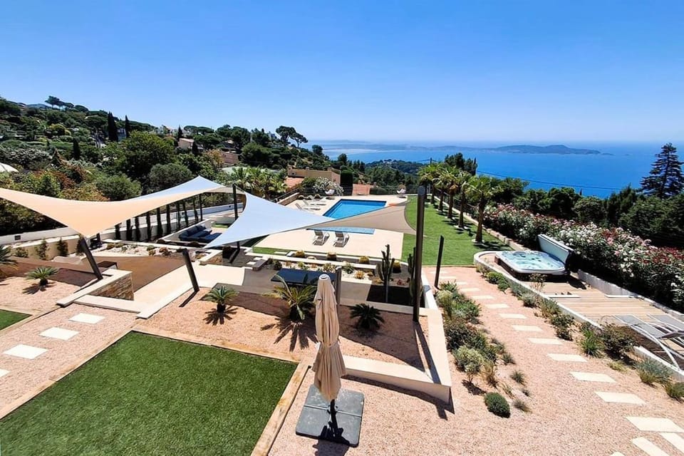 Villa Françoise pour 10 personnes avec vue mer et piscine chauffée à Carqueiranne Villa in Hyères