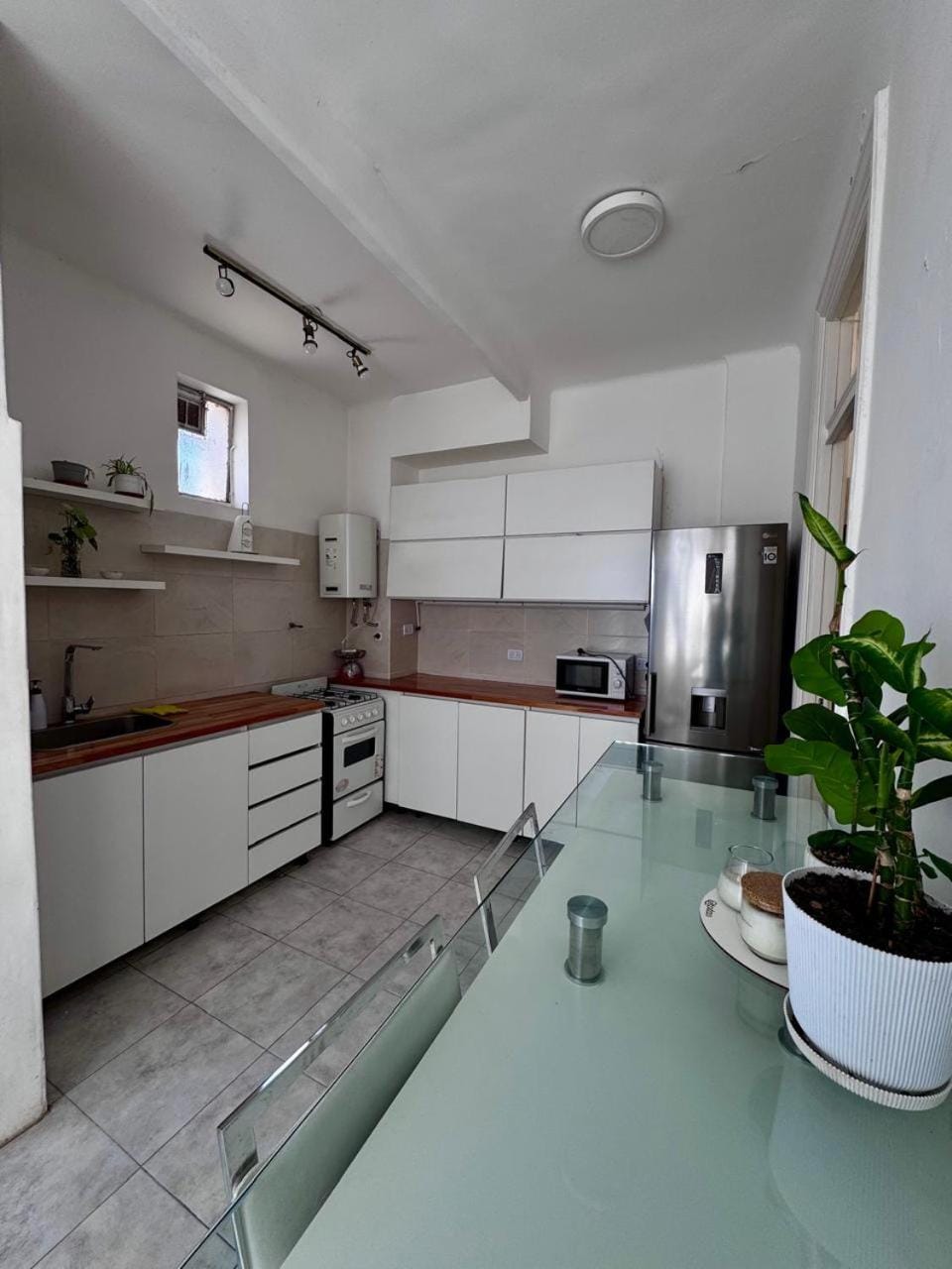 Kitchen or kitchenette, Dining area, oven
