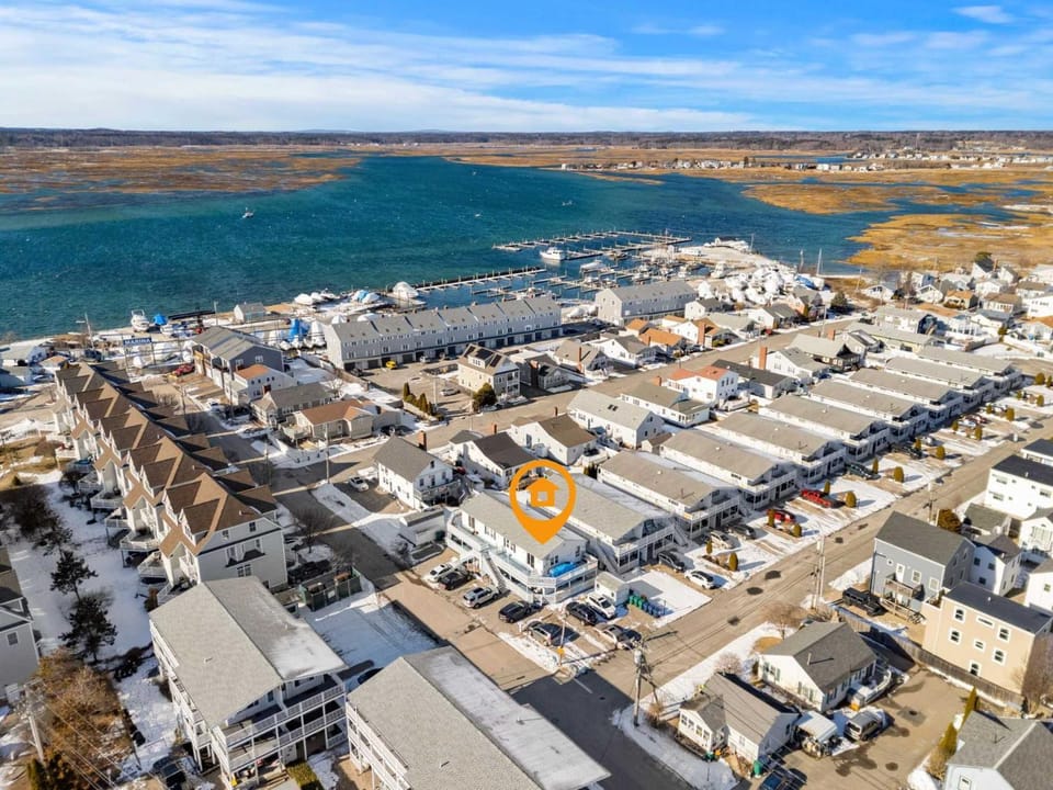 Shangri-La Escape-Steps to Beach and Marina-AC House in Hampton Beach