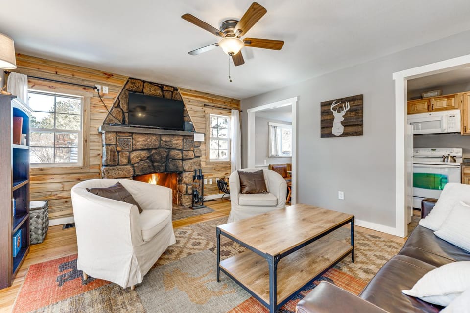 Steps to Estes Lake: Mtn-View Hideaway w/ Hot Tub! House in Rocky Mountain National Park