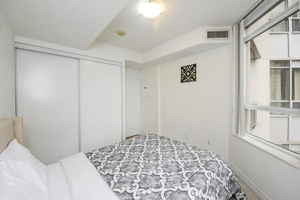 PlanURstay Amazing- 2BR & 2BTH - Walk-in distance to Square One Mall Apartment in Mississauga