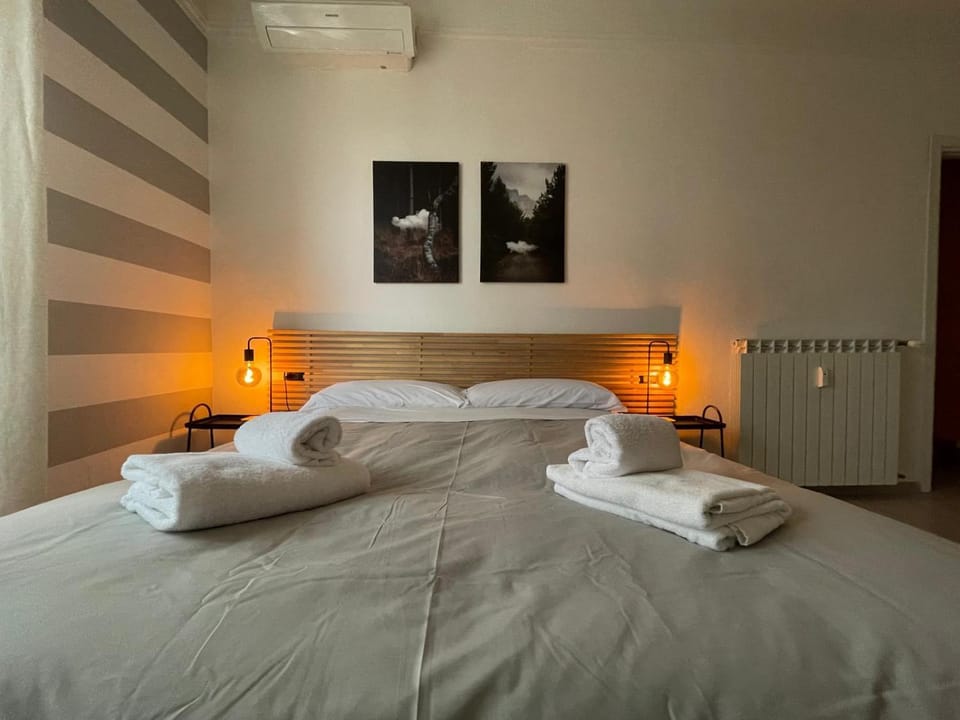 Bed, Bedroom, towels