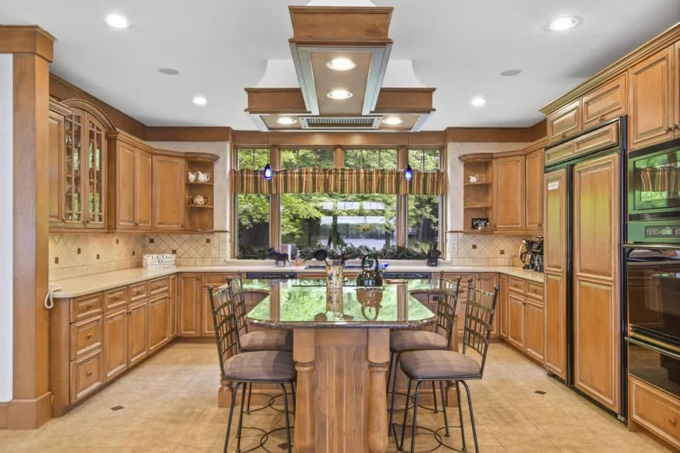 Lake Breeze Luxury Executive Retreat House in Three Lakes