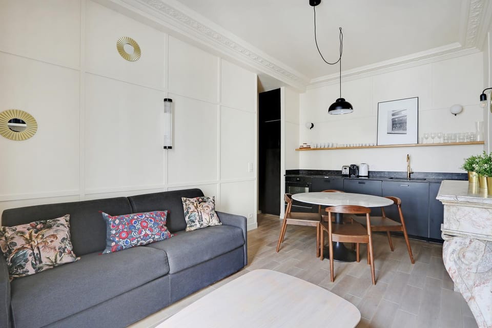 Kitchen or kitchenette, Living room, Seating area, Dining area