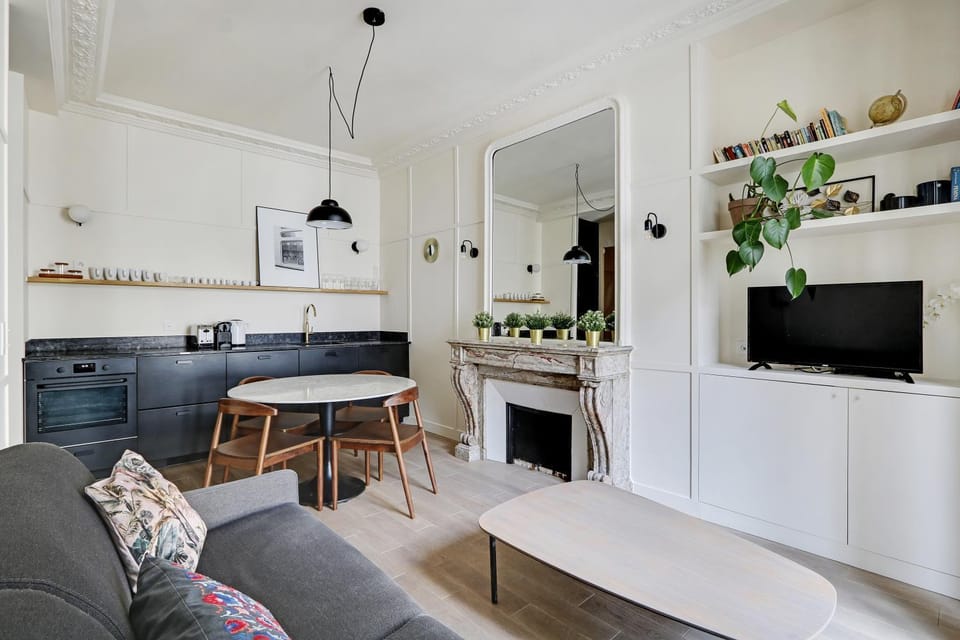 TV and multimedia, Kitchen or kitchenette, Living room, Seating area, Dining area