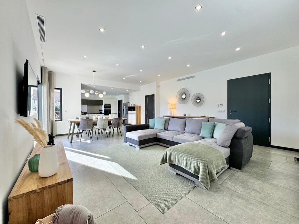 TV and multimedia, Living room, Seating area, Dining area