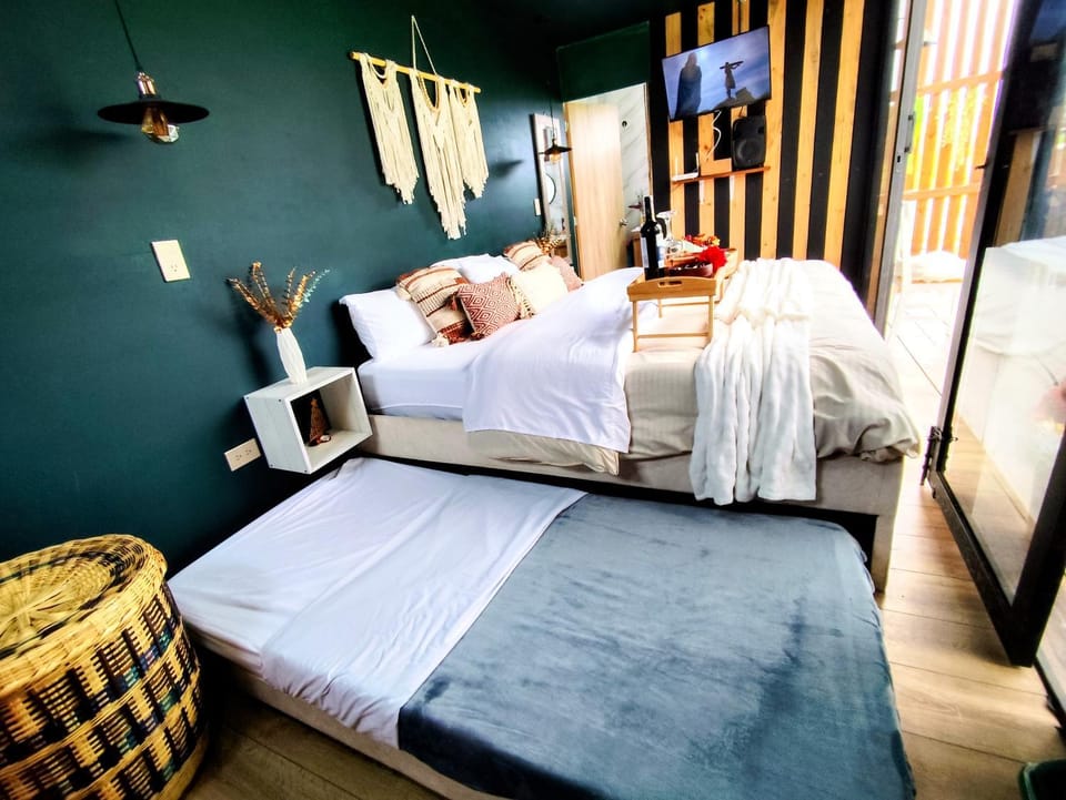 Bed, TV and multimedia, Photo of the whole room, Bedroom, towels