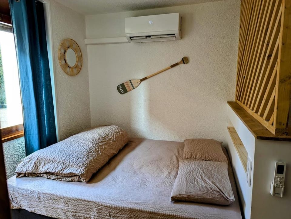 Bed, Bedroom, air conditioner