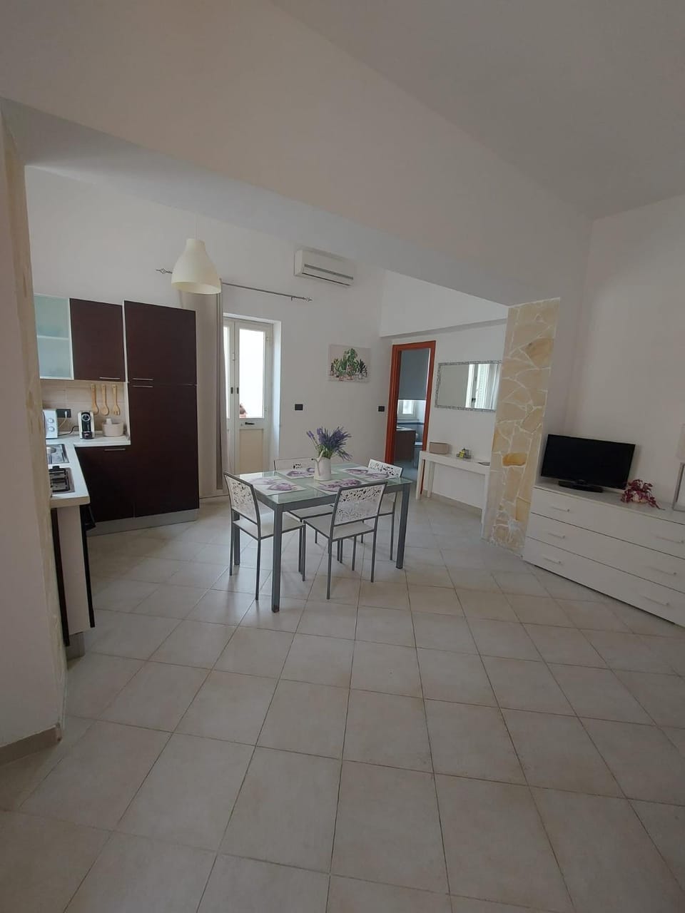 TV and multimedia, Kitchen or kitchenette, Living room, Seating area, Dining area