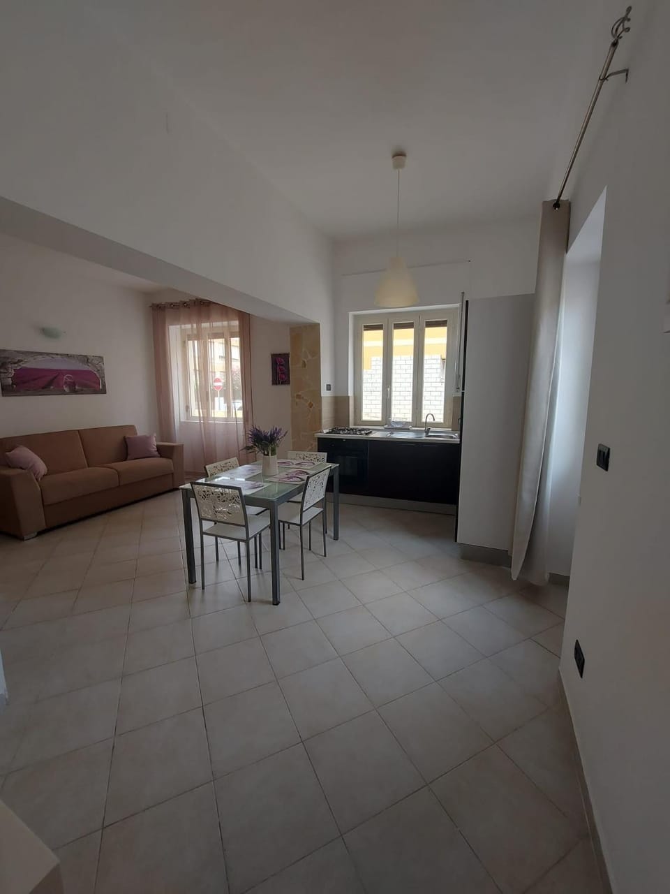 Kitchen or kitchenette, Living room, Seating area, Dining area