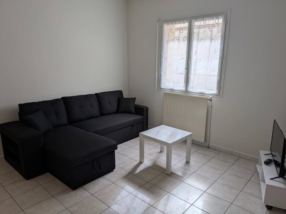 Communal lounge/ TV room, Bed, Living room