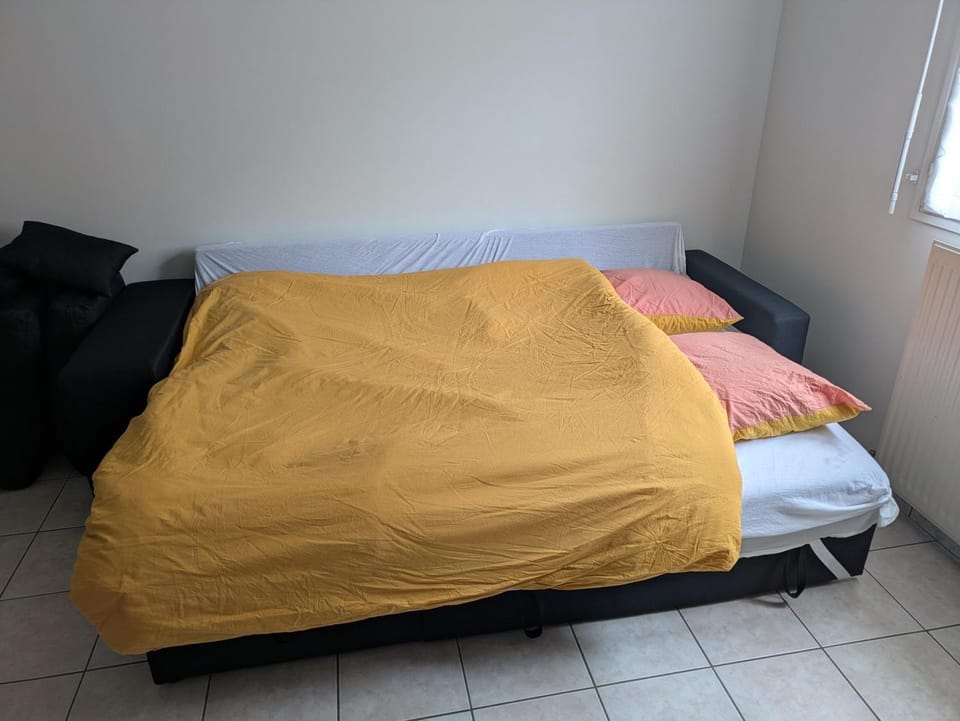 Communal lounge/ TV room, Bed, Living room