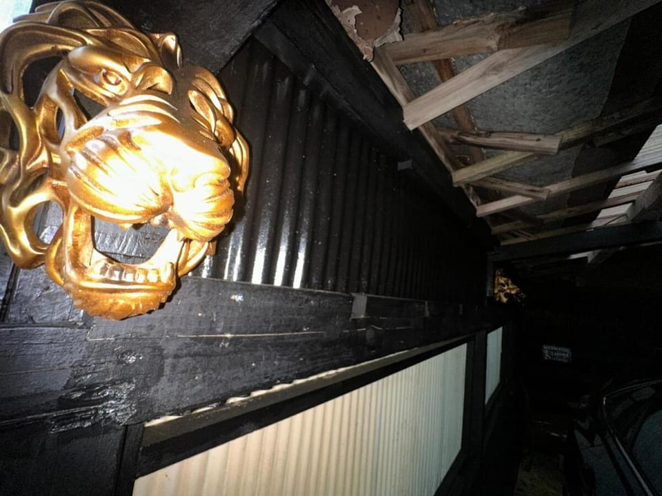 窓際から海と鉄道が見える宿 室内サウナ プロジェクター カラオケ完備 トリックマーメイド Villa in Shizuoka Prefecture