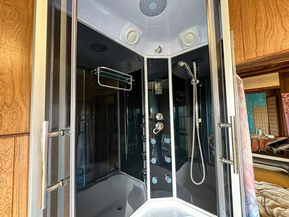 窓際から海と鉄道が見える宿 室内サウナ プロジェクター カラオケ完備 トリックマーメイド Villa in Shizuoka Prefecture