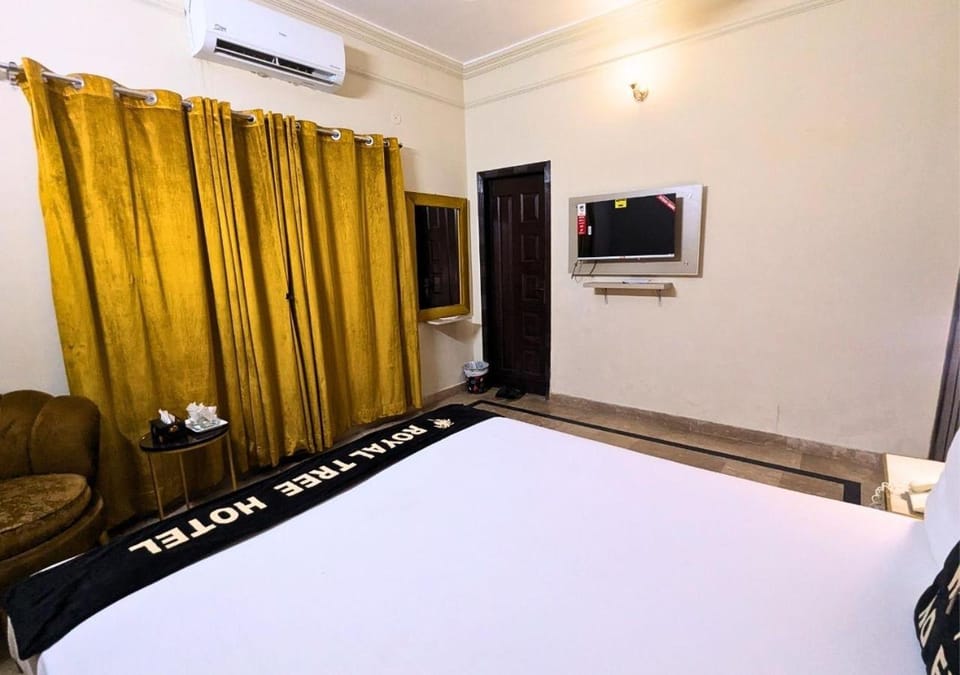 TV and multimedia, Seating area, Bedroom, hair dresser, air conditioner