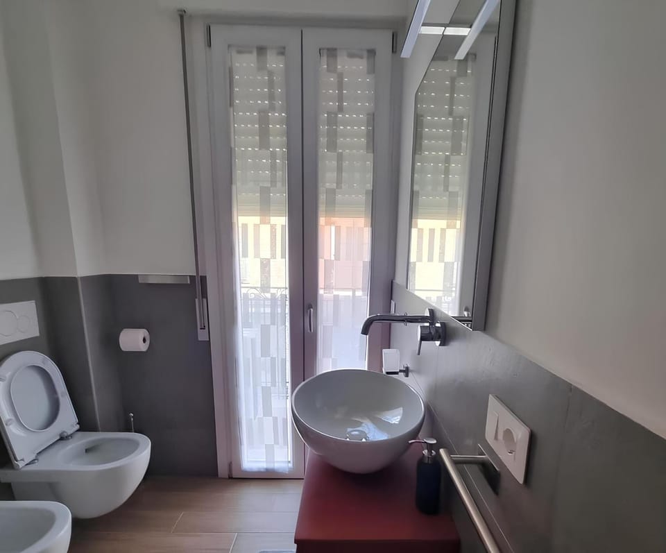 Shower, Toilet, bidet, heating