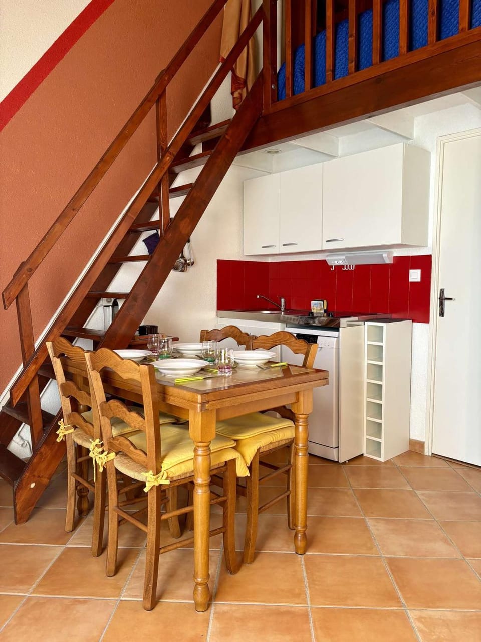 Kitchen or kitchenette, Dining area