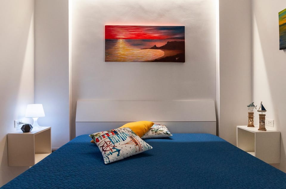 Bed, Photo of the whole room, Decorative detail, Bedroom