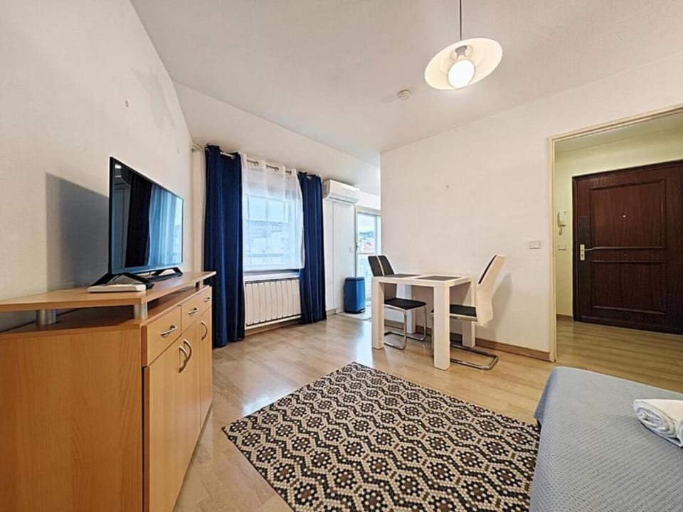 TV and multimedia, Seating area, Dining area