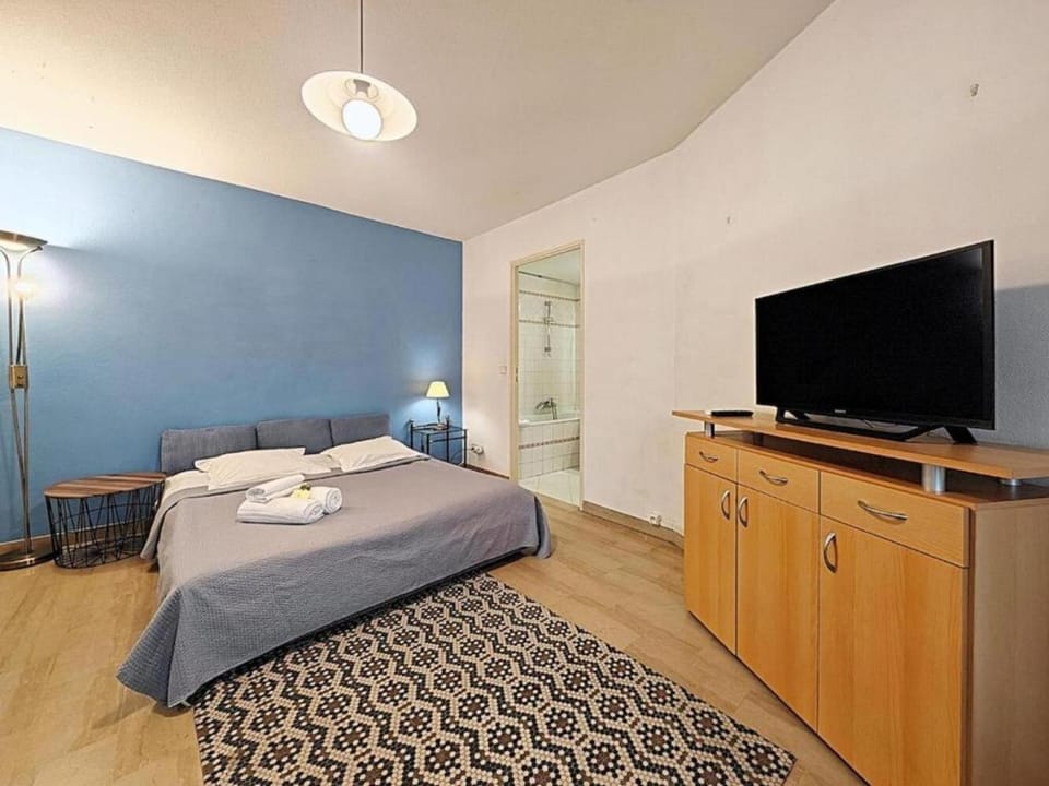 Communal lounge/ TV room, Bed, TV and multimedia, Photo of the whole room, Bedroom