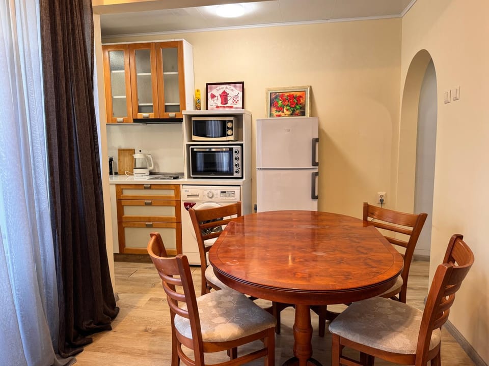 Kitchen or kitchenette, Dining area