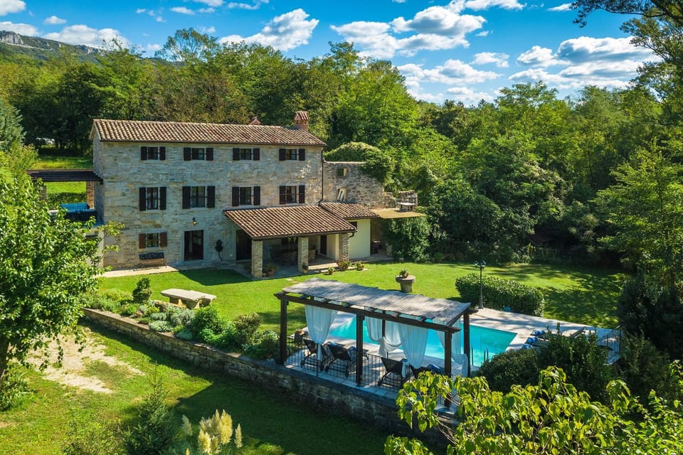 Property building, Day, Garden view, Mountain view, Pool view, Swimming pool, sunbed