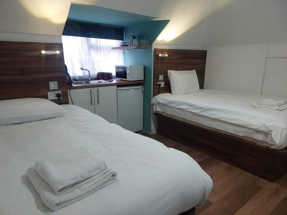 Bed, Kitchen or kitchenette, Photo of the whole room, Bedroom, towels