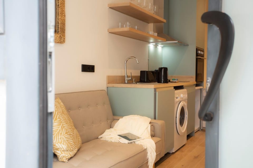 Coffee/tea facilities, Kitchen or kitchenette, Living room, dishwasher, oven, stove, toaster, washing machine, kitchen