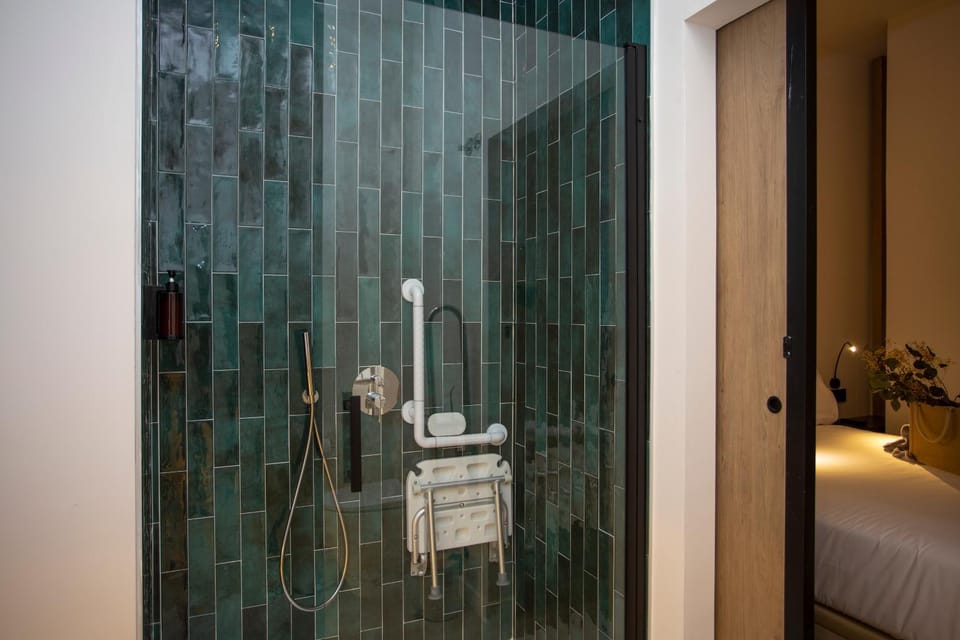 Shower, Bed, Bathroom, Photo of the whole room, Bedroom