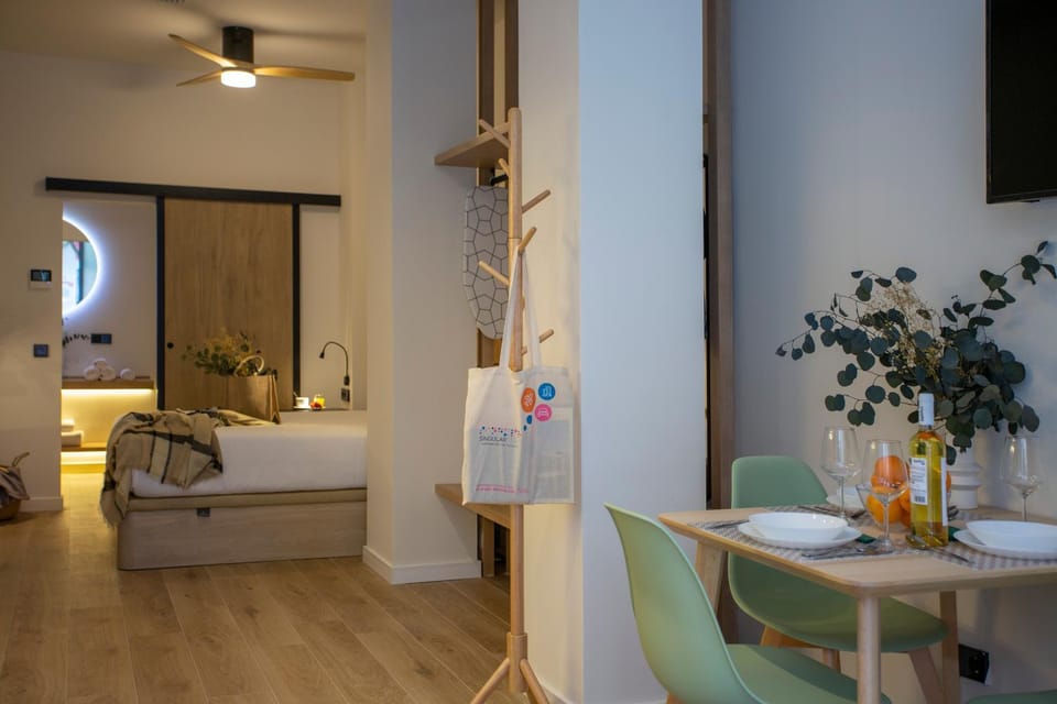 Bed, TV and multimedia, Living room, Photo of the whole room, Dining area, Bedroom