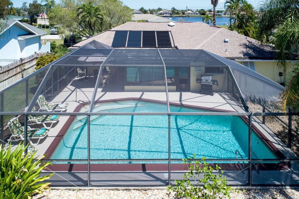 Heated pool, close to shopping, southern exposure! Casa Sunshine - SWFL Rentals Villa in Cape Coral