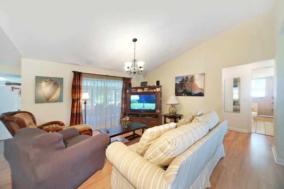 Heated pool, close to shopping, southern exposure! Casa Sunshine - SWFL Rentals Villa in Cape Coral