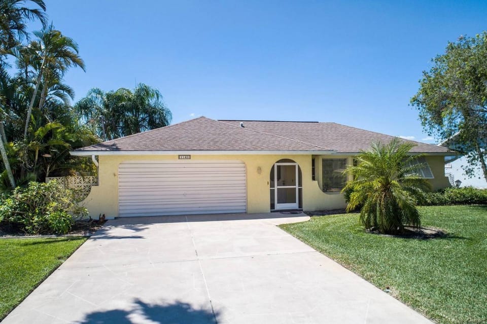 Heated pool, close to shopping, southern exposure! Casa Sunshine - SWFL Rentals Villa in Cape Coral