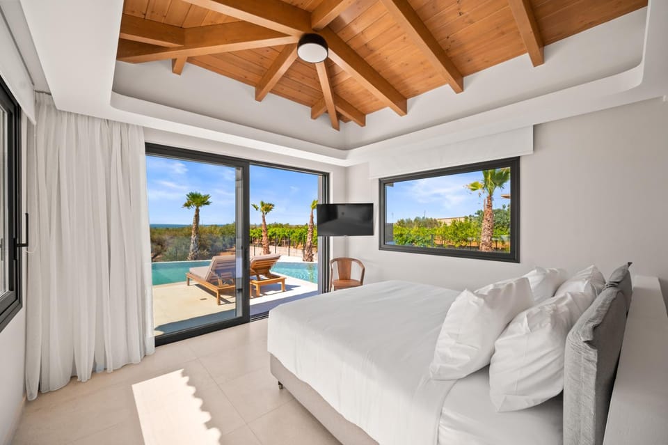 Bed, Natural landscape, TV and multimedia, Bedroom, Pool view, Sea view, Swimming pool, sunbed